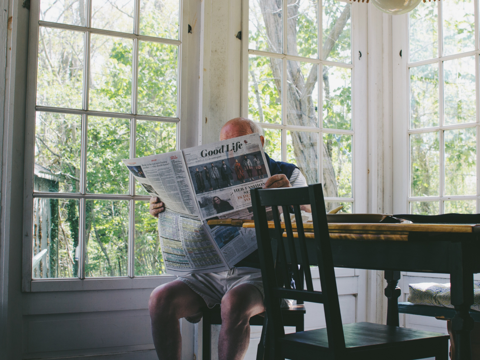 Man reading newspaper. Чтение газет дома. Дед с газетой. Интерьер из газет. Read newspaper.