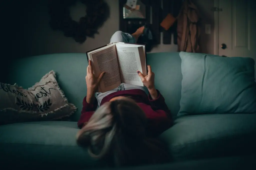 free hobby reading, young girl on couch reading a book